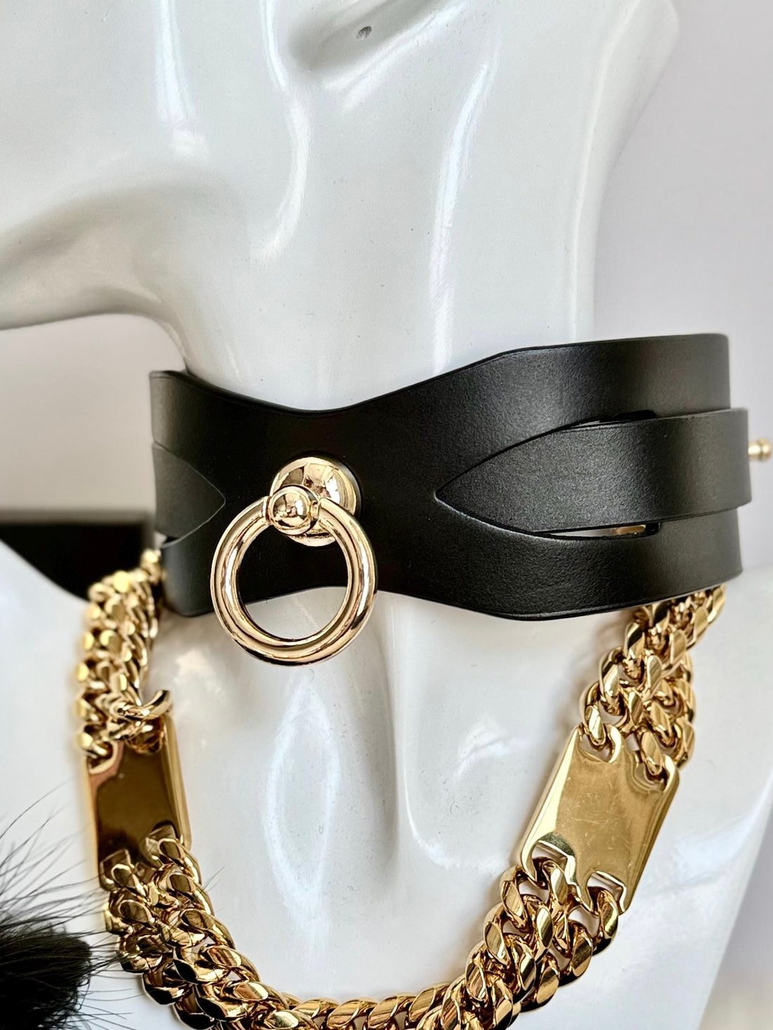 REVERIEE O-Ring Twisted Collar