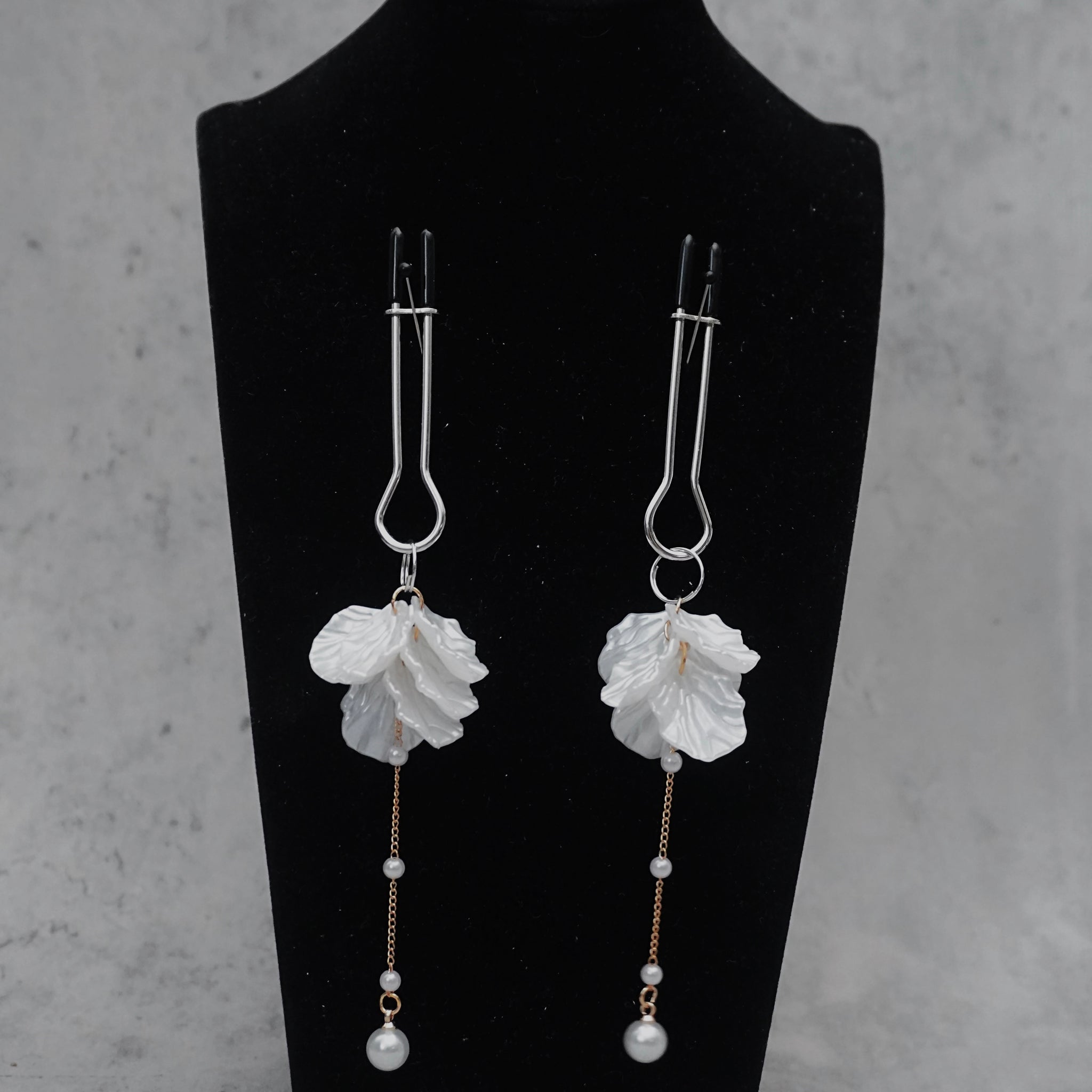 REVERIEE White Petal Nipple Clamps