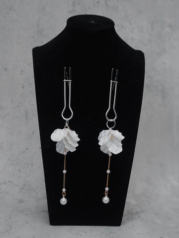 REVERIEE White Petal Nipple Clamps